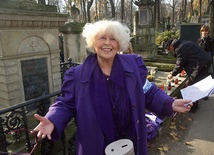 Barbara Wachowicz podczas kwesty  na warszawskim cmentarzu Powązkowskim