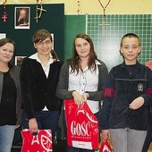  Po raz pierwszy dla gimnazjalistów zorganizowano konkurs wiedzy o kard. Stefanie Wyszyńskim. Na zdjęciu zwycięzcy z katechetkami