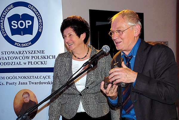  Dyrektor LO SOP Alicja Kaliszuk dziękowała Leszkowi Długoszowi, który otrzymał od społeczności szkolnej statuetkę w kształcie sowy, na pięciolecie nadania imienia szkole 