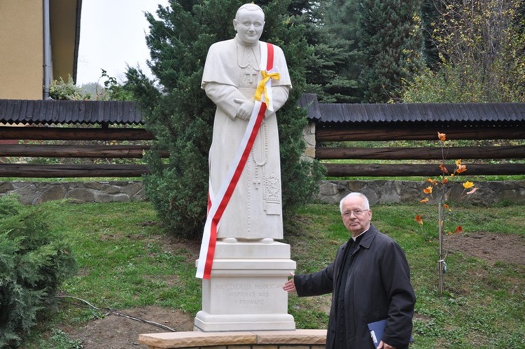 Pomnik bł. Jana Pawła II w Dobrkowie