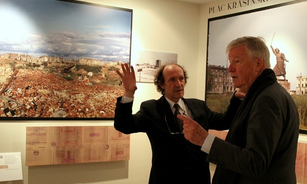 Kurator Krzysztof Jaszczyński oprowadza po wystawie Henry'ego N. Cobba (na zdjęciu z prawej) 