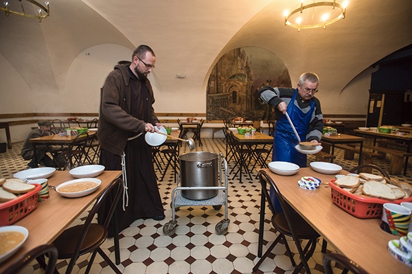 Przy wydawaniu posiłków pomaga brat Adam Zwierz. Nazywany jest przez bezdomnych „bratem alkomatem”, bo chwiejącym się każe dmuchać w alkomat