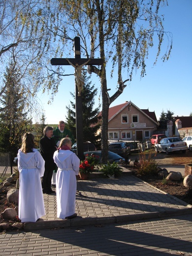 Poświęcenie odrestaurowanego krucyfiksu w Krekolach