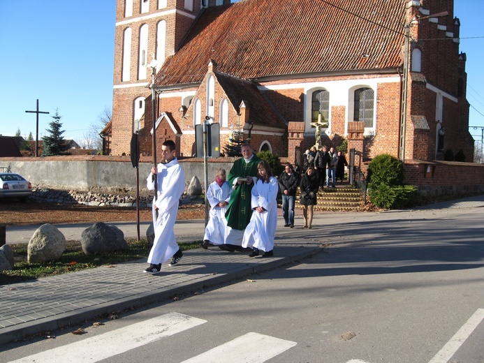 Poświęcenie odrestaurowanego krucyfiksu w Krekolach