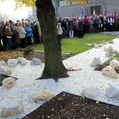 Nietypowy pomnik przy kościele – to usypany krzyż, w centrum którego jest drzewo. Ma być ono symbolem ofiary tych, co zginęli za ojczyznę. – To z ich ofiar czerpiemy, aby żyć godnie, aby miłować ojczyznę, aby budzić szacunek do naszej przeszłości i tradycji – podkreślał ks. Janusz Cegłowski podczas ceremonii poświęcenia