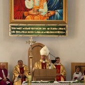 Uroczysta Eucharystia sprawowana przez bp. Józefa Zawitkowskiego na zakończenie jubileuszu 80-lecia istnienia parafii