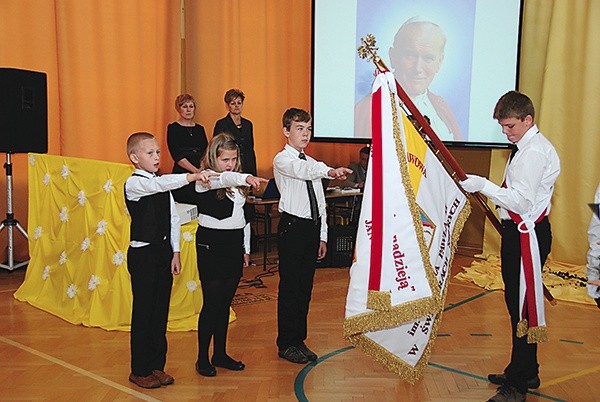 Uczniowie złożyli przyrzeczenie na sztandar szkoły