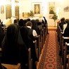 W Godzinie Miłosierdzia siostry modlą się również  za tych, którzy swoje intencje wpisali do księgi znajdującej się  przy furcie
