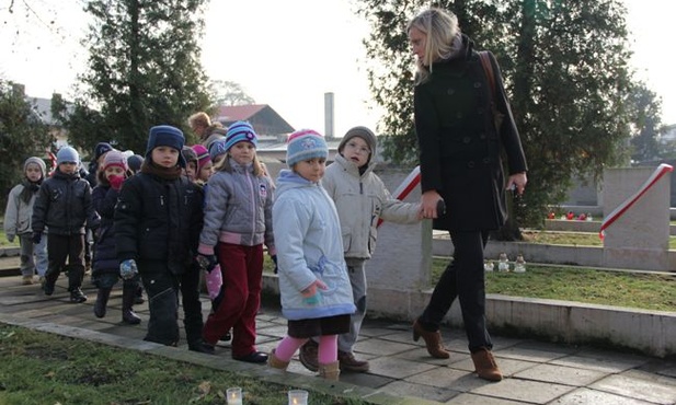 Dzieci z przedszkola nr 5 w Łowiczu też przyszły odwiedzić groby żołnierzy
