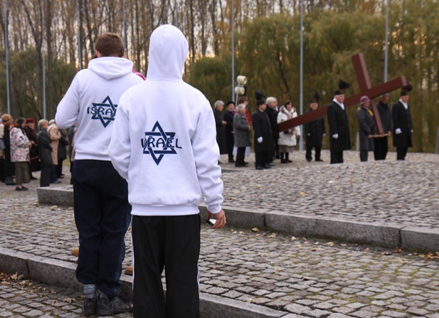 Droga Krzyżowa w byłym KL Birkenau