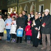  Uczestnicy procesji nieśli relikwiarze, a ks. Tomasz Jałowy zachęcał: – Idźmy z radością, by wskazywać na świętych, którzy są z nami