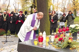 Ks. Bartłomiej Stark, proboszcz parafii pw. Chrystusa Króla w Gdańsku, zapalił symboliczny znicz na płycie pomnika Cmentarza Nieistniejących Cmentarzy