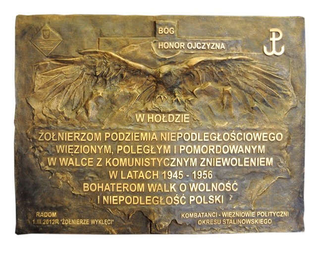  W górnym kościele wmurowano cały szereg tablic pamiątkowych, jak ta, dedykowana żołnierzom podziemia niepodległościowego  z lat 1945–1956