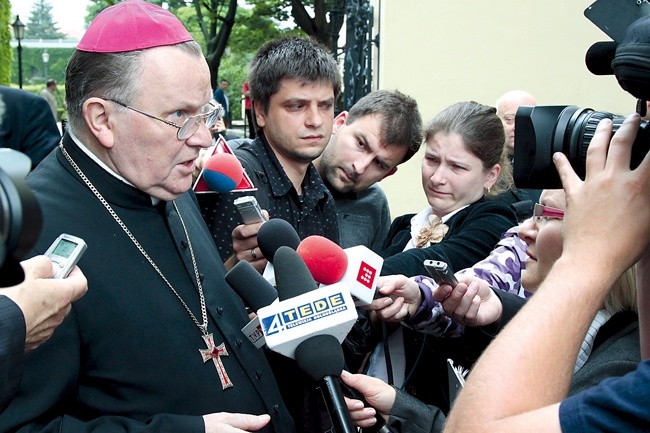 Wrocław, czerwiec 2012 r. Abp Marian Gołębiewski we wrześniu skończył 75 lat.  Zgodnie z Kodeksem Prawa Kanonicznego, złożył rezygnację z funkcji metropolity wrocławskiego