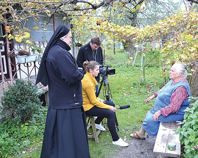  Studenci dziennikarstwa podczas rajdu śladami św. Zygmunta Gorazdowskiego zbierali między innymi materiały do reportażu telewizyjnego oraz filmu dokumentalnego