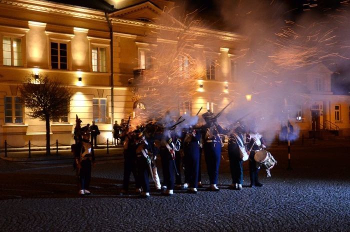 Grupa Rekonstrukcji Historycznych 12. Pułku Piechoty Księstwa Warszawskiego przed kutnowskim muzeum