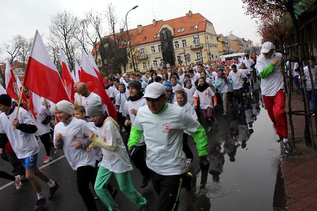 Pobiegli z flagą 