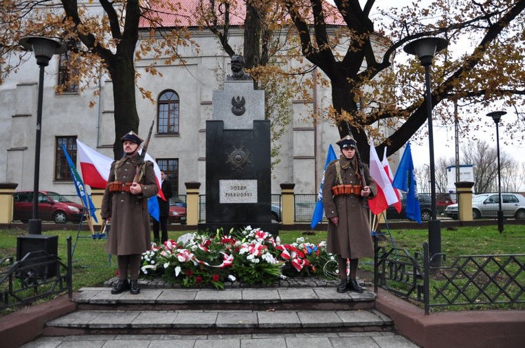 Warta przed pomnikiem Józefa Piłsudskiego w Łowiczu