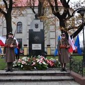 Warta przed pomnikiem Józefa Piłsudskiego w Łowiczu