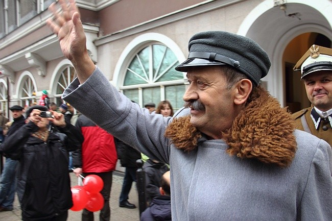 Florian Staniewski uważa, że marszałek Józef Piłsudski kojarzony jest bardzo pozytywnie. 