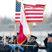 9 listopada w Łasku zainaugurował działalność pierwszy stacjonujący na stałe w Polsce pododdział lotniczy Sił Powietrznych USA. Jednak w polityce zagranicznej USA Polska liczy się coraz mniej