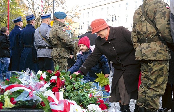  Opolanie składali kwiaty pod pomnikiem, oddając cześć walczącym o wolną Polskę