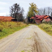  Kajny, rodzinna wieś sługi Bożego, jest dziś zatopioną wśród warmińskich krajobrazów miejscowością. Można  do niej dojechać jedynie drogą szutrową