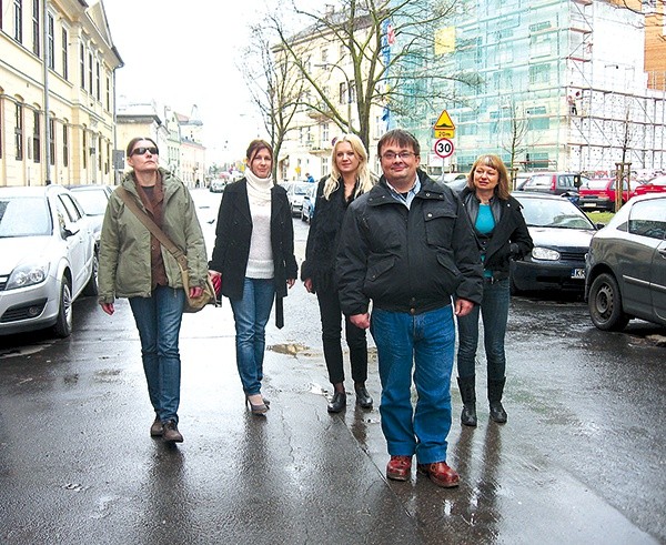  – Spotykając się z drugim człowiekiem, chcemy dostrzec w nim to, czego inni czasem już nie widzą, bo tylko on najlepiej wie, co zepsuło się w jego życiu i jak można mu pomóc – mówią zgodnie pracownicy socjalni krakowskiego MOPS. Od lewej: Małgorzata Sławomirska, Marta Chechelska-Dziepak (rzecznik MOPS), Aneta Adamczyk, Łukasz Filek i Katarzyna Wawrzyniak