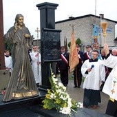  Następca ojca Jana ks. kan. Jan Serszyński zadbał o wykonanie godnego grobowca swego poprzednika. Został tu także pochowany budowniczy kościoła św. Bartłomieja ks. prał. Władysław Gąsiorowski