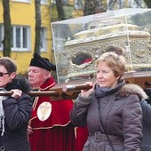 Doczesne szczątki świętej nieśli m.in. klerycy, nauczyciele, siostry zakonne, harcerze,  członkowie kół Żywego Różańca, a także władze miejskie i samorządowe