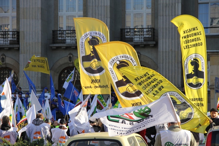 Protest związkowców przed Śląskim Urzędem Wojewódzkim