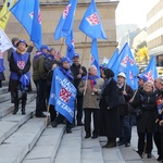 Protest związkowców przed Śląskim Urzędem Wojewódzkim