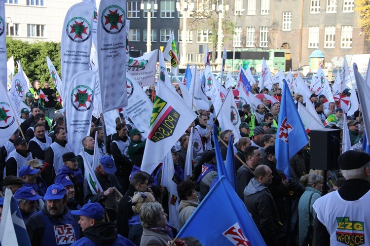 Protest związkowców przed Śląskim Urzędem Wojewódzkim