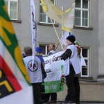 Protest związkowców przed Śląskim Urzędem Wojewódzkim