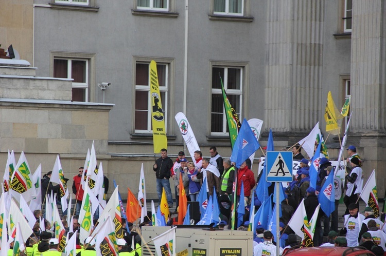 Protest związkowców przed Śląskim Urzędem Wojewódzkim