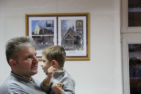 Jan Ruciński z synem. W tle jego zdjęcia