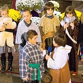 Dzieci zaprezentowały przedstawienie o św. Jakubie, pokazujące, że nawet porywczy człowiek może stać się wielki, jeśli posłucha Jezusa