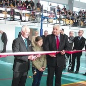  Starosta i burmistrz przecięli inauguracyjną wstęgę