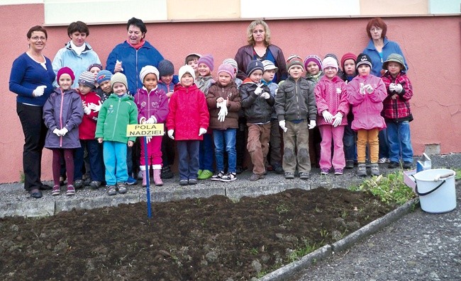 Przedszkolaki z grupy „Przyjaciół Misia” w Przedszkolu im. Jasia i Małgosi gotowi do sadzenia żonkilowych cebulek