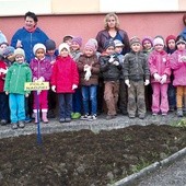 Przedszkolaki z grupy „Przyjaciół Misia” w Przedszkolu im. Jasia i Małgosi gotowi do sadzenia żonkilowych cebulek
