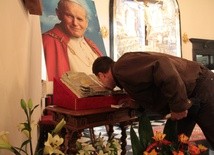 Pielgrzymowali po relikwie bł. Jana Pawła II