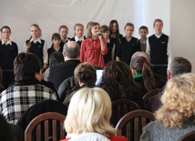 Podczas gali podsumowującej projekt pieśni patriotyczne zaśpiewalii uczniowie z Zespołu Szkół Publicznych w Lubiążu