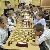 Już po lekcjach, a najmłodsi szachiści Klubu Szachowego „Piątka” nie chcą wyjść ze szkoły