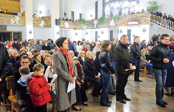 Choć kościół jest duży, bywają chwile, że jest wypełniony po brzegi