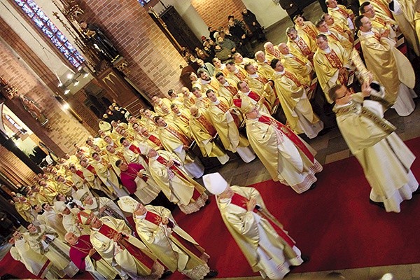 Na Eucharystię przybyło wielu kapłanów, którzy pod przewodnictwem abp. Wojciecha Ziemby dziękowali Bogu za owoce I Synodu Archidiecezji Warmińskiej 