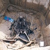  Brak wyposażenia grobowego wskazuje na niepospolitość prehistorycznego pochówku