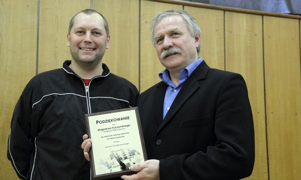 Organizator turnieju Robert Chojnowski i dyrektor OSiR w Łowiczu Zbigniew Kuczyński z pamiątkowym grawertonem otrzymanym za wspieranie sekcji szachowej