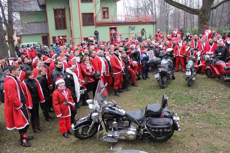 Motocykliści z prezentami dla Domu Dziecka