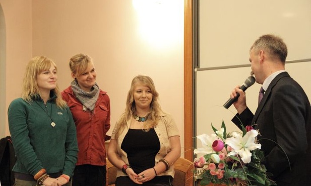 Burmistrz Łowicza Jan Krzysztof Kaliński pamiętał o kwiatach dla podróżniczek