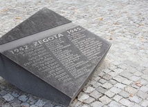 Pomnik "Żegoty" stanął niedaleko Pomnika Bohaterów Getta 
